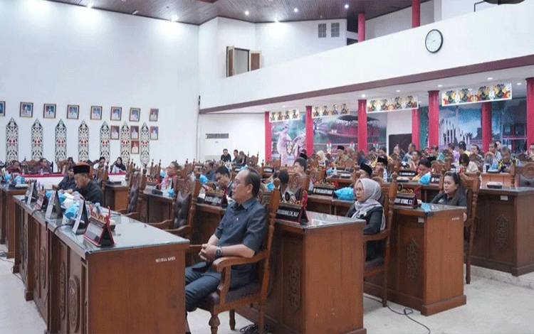 Paripurna DPRD Palangka Raya mendengarkan pandangan umum fraksi DPRD atas rancangan APBD perubahan. (FOTO: SETWAN).