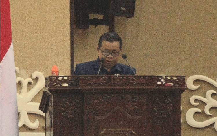 Juru bicara reses Dapil Kalteng III, Wisman ketika menyampaikan laporan hasil reses pihaknya kepada Pemprov Kalteng melalui agenda rapat paripurna. (FOTO: DONNY D)