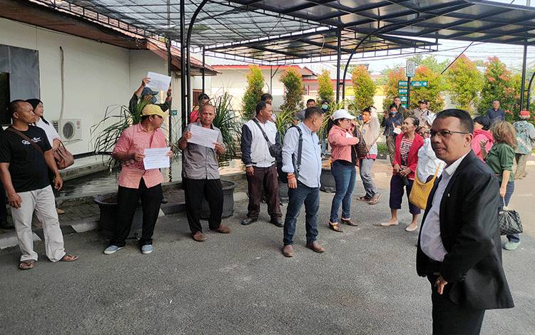Kuasa hukum dan Para anggota koperasi Credit Union Eka Pambelum Itah saat berada di kantor Kejaksaan Negeri Sampit untuk menantikan hasil penyidikan. (FOTO: BUDDI)