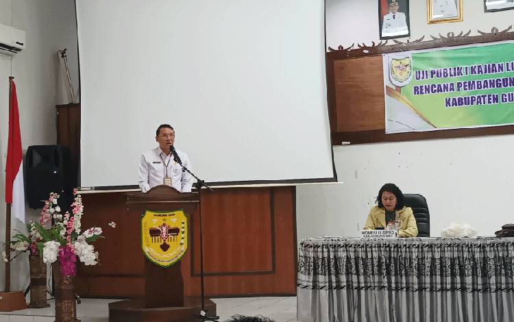 Pj Sekda Gunung Mas saat membacakan sambutan tertulis Bupati Jaya S Monong dalam kegiatan uji publik I KLHS-RPJPD, Rabu, 27 September 2023. (FOTO: RISKA YULYANA)