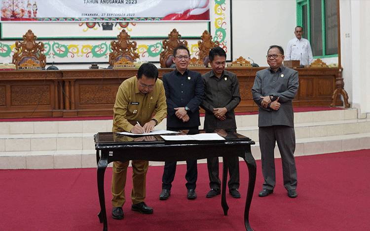 Pj Bupati Sukamara menandatangani RAPBD Tahun Anggaran 2023 pada rapat paripurna di aula DPRD Kabupaten Sukamara, Rabu, 27 September 2023. (FOTO:NORHASANAH)