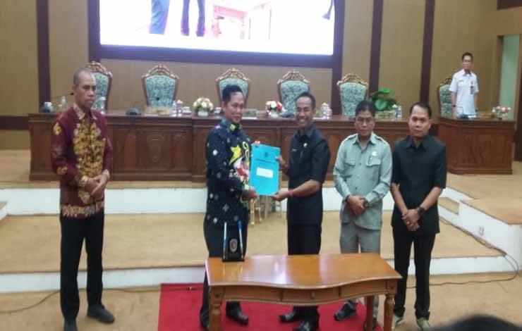 Pj Bupati Katingan Saiful bersama Sekda Pransang menerima dokumen dua buah raperda dari Ketua DPRD Marwan Susanto didampingi dua wakil ketua, Nanang Suriansyah dan Fahrul Razi pada rapat paripurna, Rabu, 27 September 2023 malam