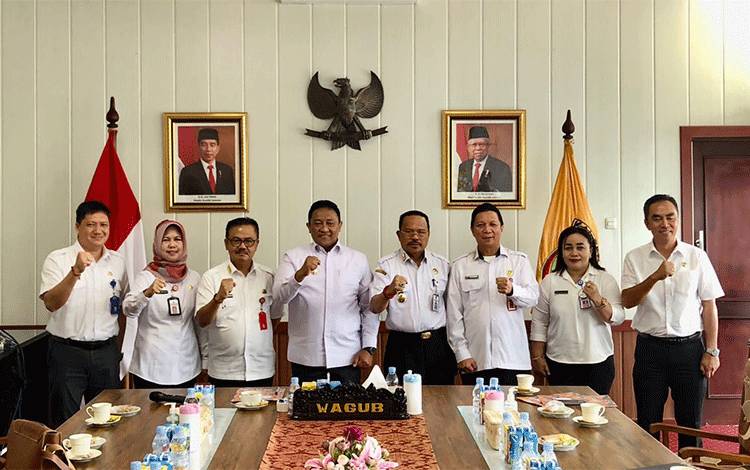 Wakil Gubernur Kalimantan Tengah (Kalteng), Edy Pratowo foto bersama Plh Pimpinan Tinggi Pratama Kalteng di Ruang Kerja Wakil Gubernur Kalteng. (FOTO: IST)