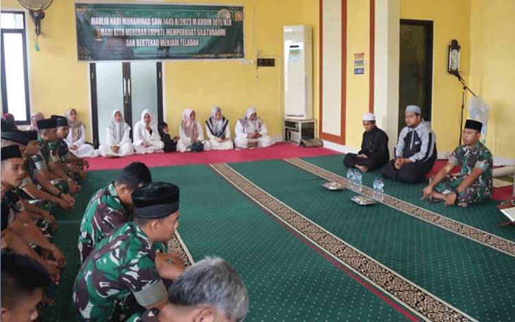 Anggota Kodim 1011 Kuala Kapuas saat ikuti Peringatan Maulid Nabi Muhammad SAW. (FOTO: IST)
