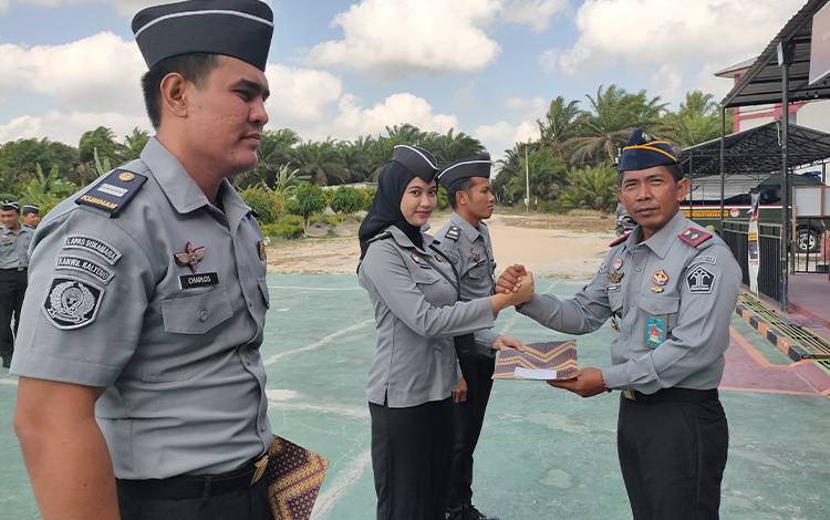 Kalapas Sukamara, Joko Prayitno memberikan reward kepada tiga pegawai teladan di Lapas Kelas III Sukamara. (FOTO: LAPAS SUKAMARA)