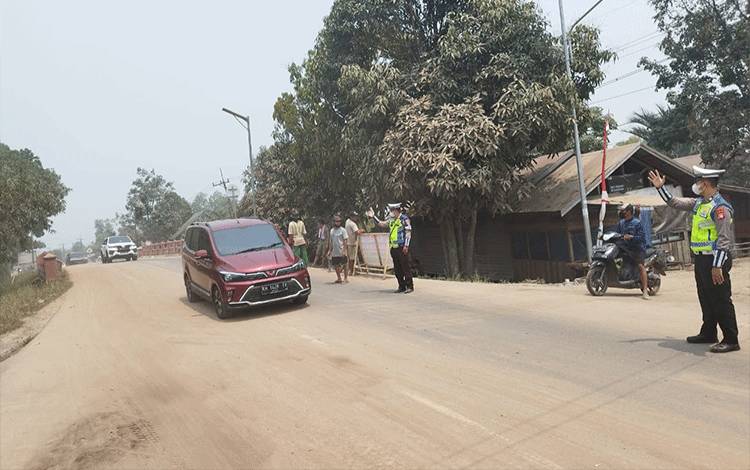 Anggota Satlantas Polresta Palangka Raya Aiptu Endi Umbara saat melakukan pengaturan lalu lintas di daerah Kameloh Batu. (Foto : Satlantas Polresta Palangka Raya)