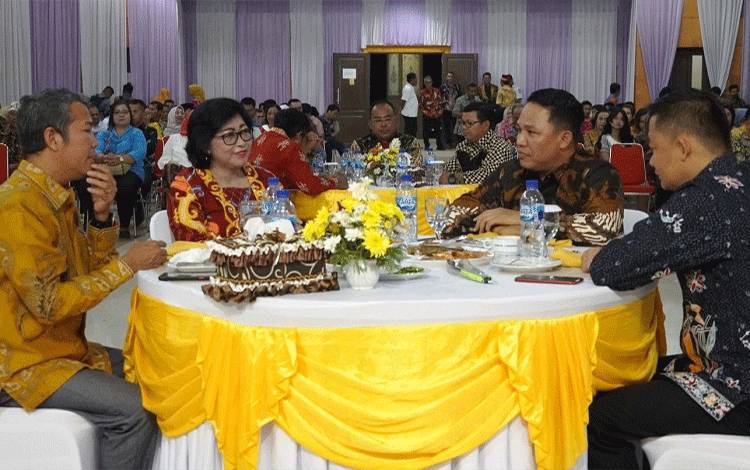 Pejabat Bupati Lamandau Lilis Suriani berbincang dengan Bupati Lamandau periode 2018-2023 Hendra Lesmana. (FOTO : HENDI NURFALAH)