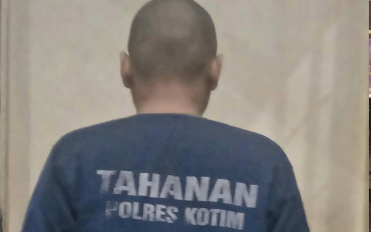 Pelaku mucikari perdagangan orang saat diamankan di kantor Mapolres Kotim. (FOTO: IST)