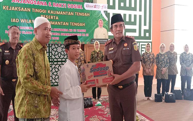 Kajati Provinsi Kalimantan Tengah, Pathor Rahman menyerahkan bantuan sosial secara simbolis kepada santri Pesantren Nurul Hijrah, Jumat, 29 September 2023. (FOTO:NORHASANAH)