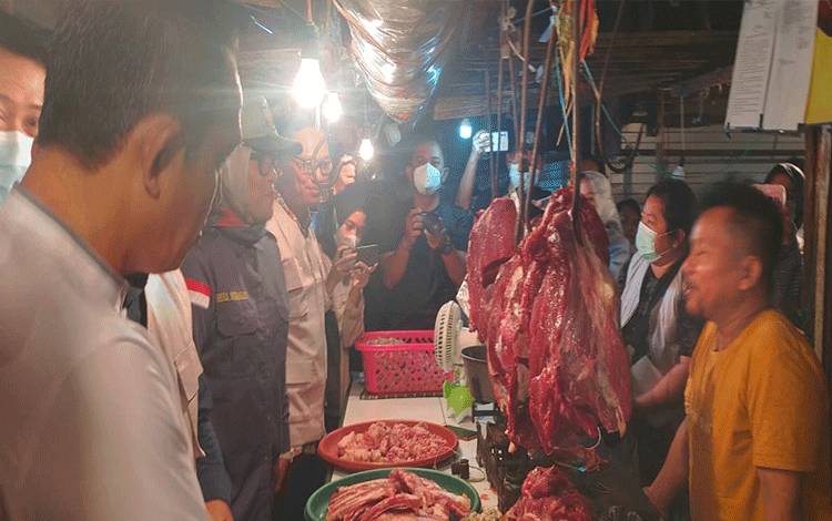 Sidak pasar Pj Wali Kota Palangka Raya, Hera Nugrahayu salah satunya kepada penjual daging sapi di Pasar Besar, Jumat, 29 September 2023.(FOTO: TESTI PRISCILLA)
