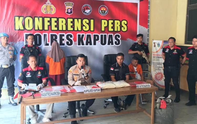 Suasana saat Polres Kapuas menggelar konferensi pers kasus narkotika pada Jumat, 29 September 2023. (FOTO: DODI)