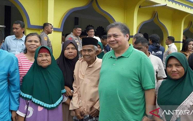 Menko Airlangga bersama masyarakat Desa Tanjung Banon, Kepulauan Riau, Sabtu (30/9/2023) (ANTARA/HO-Kemenko Perekonomian)