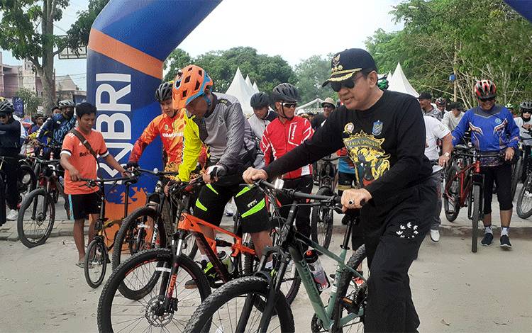 Pj. Bupati Kobar Budi Santosa menaiki sepeda untuk goes bersama peserta di Fun Bike dalam rangka meriahkan HUT ke-64 Kobar, Minggu, 1 Oktober 2023 (FOTO: NURITA)