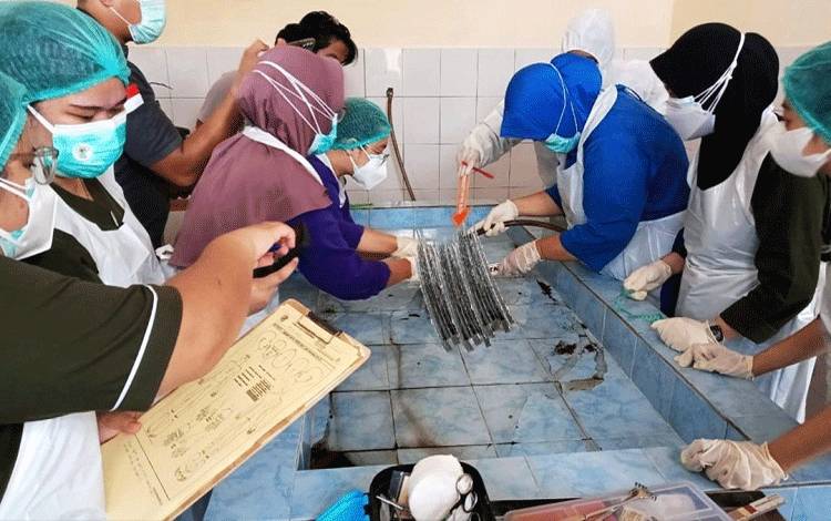Ahli forensik dan tim dokter dari Fakultas Kedokteran Unpar tengah melaksankan autopsi jasad bayi. (FOTO : HENDI NURFALAH)