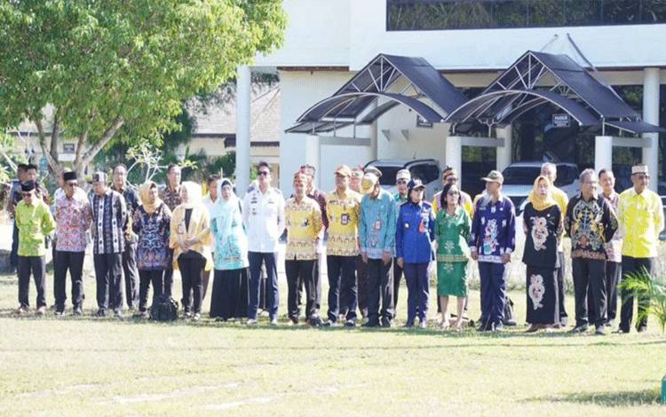 Barisan sejumlah pimpinan tinggi pratama di lingkungan Pemko Palangka Raya saat mengikuti apel gabungan. (FOTO: HENDRI)