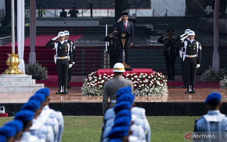 Presiden Joko Widodo (tengah) hormat saat memimpin upacara Peringatan Hari Kesaktian Pancasila Tahun 2023 di Monumen Pancasila Sakti, Lubang Buaya, Jakarta Timur, Minggu (1/10/2023). ANTARA FOTO/Sigid Kurniawan/foc.
