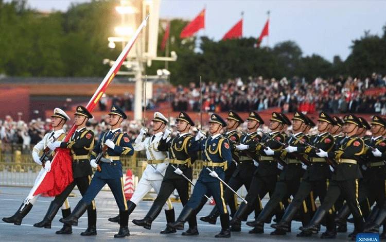 China menyelenggarakan upacara penaikan bendera, untuk memperingati Hari Nasional ke-74, di Lapangan Tian'anmen di Beijing, ibu kota China, pada Minggu (1/10/2023). ANTARA/Xinhua/Zhang Chenlin/tm