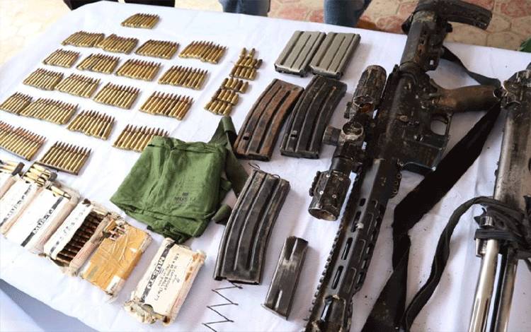 Ratusan amunisi dan tiga pucuk senjata api yang diamankan saat kontak tembak dengan KKB di Serambakom, Kabupaten Pegunungan Bintang, Papua Pegunungan, Sabtu (30/9). (ANTARA/HO/Dok Polres Pegubin)