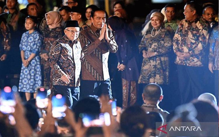Presiden Joko Widodo (kanan) dan Wakil Presiden Ma'ruf Amin tiba saat menghadiri acara Istana Berbatik di depan Istana Merdeka, Jakarta, Minggu (1/10/2023). Perhelatan yang melibatkan 500 orang dalam peragaan busana batik mulai dari pejabat negara, petinggi kementerian/lembaga dan BUMN, perwakilan kerajaan-kerajaan nusantara hingga para duta besar tersebut untuk memperingati Hari Batik Nasional yang diperingati setiap 2 Oktober. ANTARA FOTO/Sigid Kurniawan/nym.