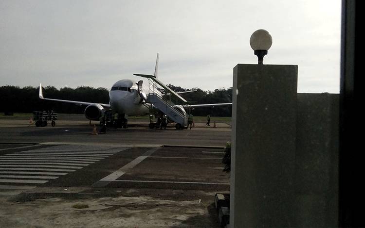 Pesawat di Apron Bandara Haji Asan Sampit. (FOTO: DEWIP)
