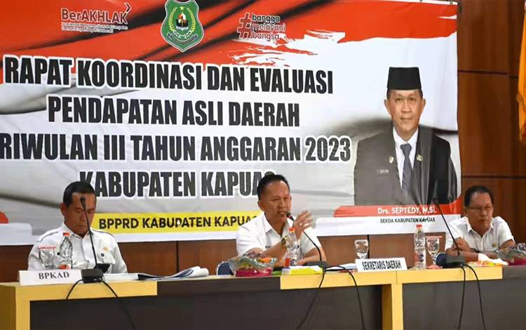 Sekda Kapuas, Septedy saat pimpin Rakor Evaluasi PAD Triwulan III Tahun Anggaran 2023. (FOTO: IST)
