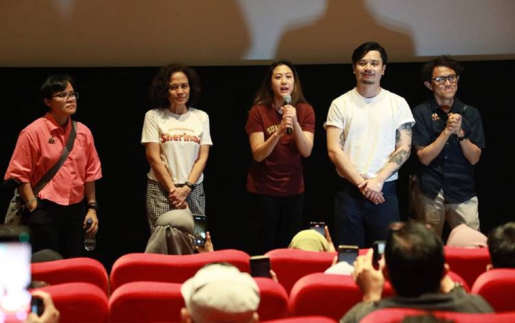 Para pemeran utama film beserta sutradara film Petualangan Sherina 2 di Studio XXI Palma Palangka Raya. (FOTO: FERY)