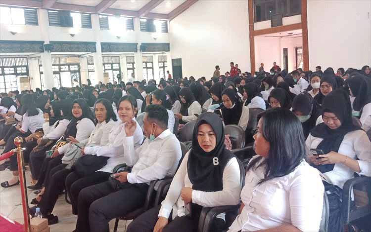 Sejumlah ASN di lingkup pemerintahan Kabupaten Kotawaringin Timur saat melakukan kegiatan di Gedung Serba Guna, Sampit. (FOTO: DEWIP)
