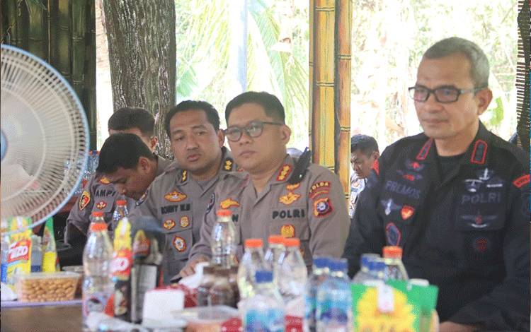 Kabid Humas Polda Kalteng Kombes Pol Erlan Munaji (dua dari kanan) saat mengikuti kegiatan konsolidasi di PT HMBP (Foto : Bidhumas Polda Kalteng)