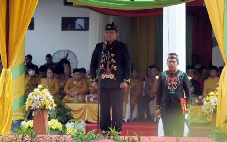 Wakil Gubernur Kalteng H. Edy Pratowo pimpin upacara Hari Jadi ke-64 Kabupaten Kotawaringin Barat.