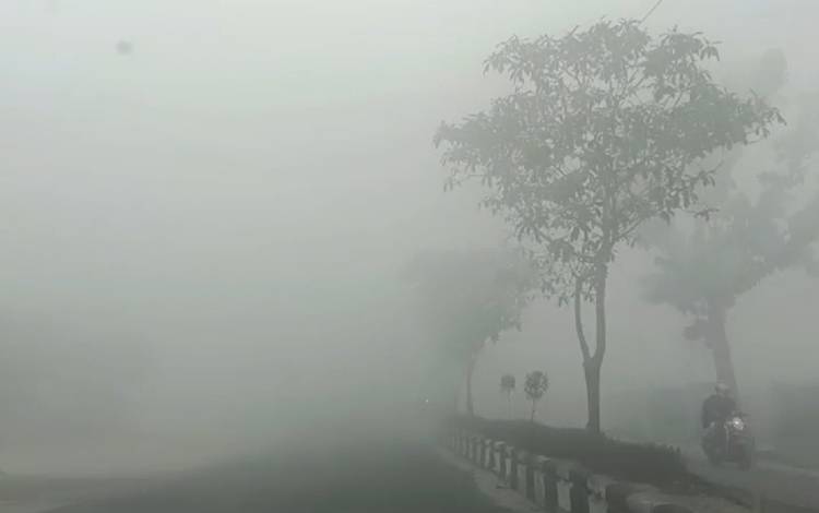 Situasi di salah satu jalan di Kota Sampit yang diselimuti kabut asap yang tebal. (FOTO: IST)