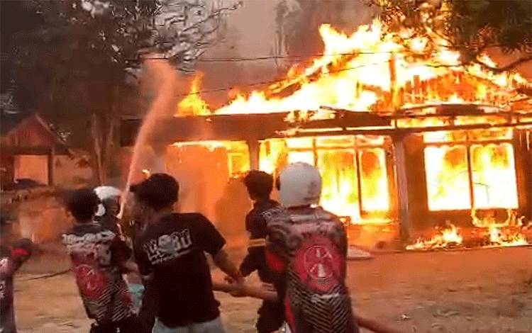 Dua buah rumah di RT 01 Desa Rodok Kecamatan Dusun Tengah Kabupaten Barito Timur yang terbakar, Selasa, 3 Oktober 2023. (FOTO: BOLE MALO)