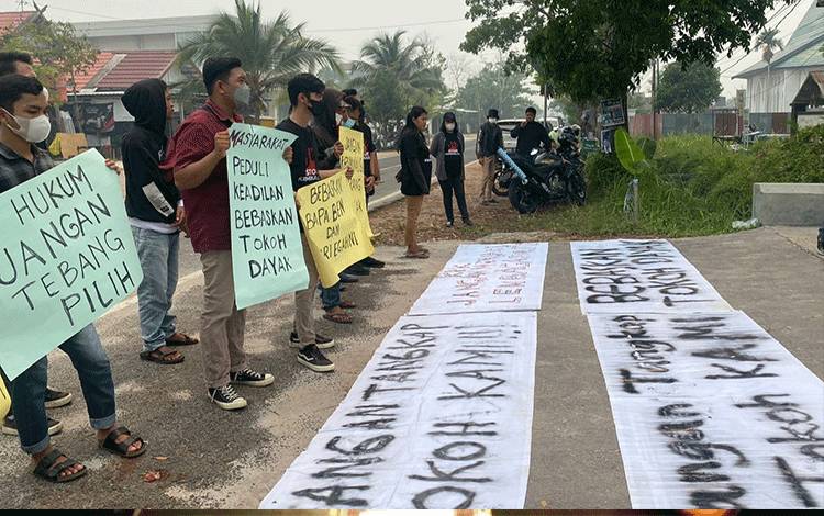 Puluhan pemuda menggelar aksi demonstrasi di depan Pengadilan Tipikor Palangka Raya, Selasa, 3 Oktober 2023. (Foto : Apriando)