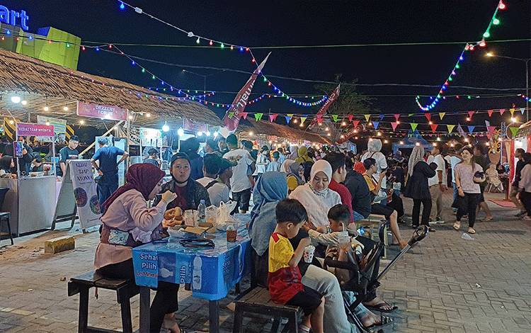 Pengunjung menikmati kuliner di Mentaya Bakul Festival, Selasa, 3 Oktober 2023. (FOTO: DEWIP)