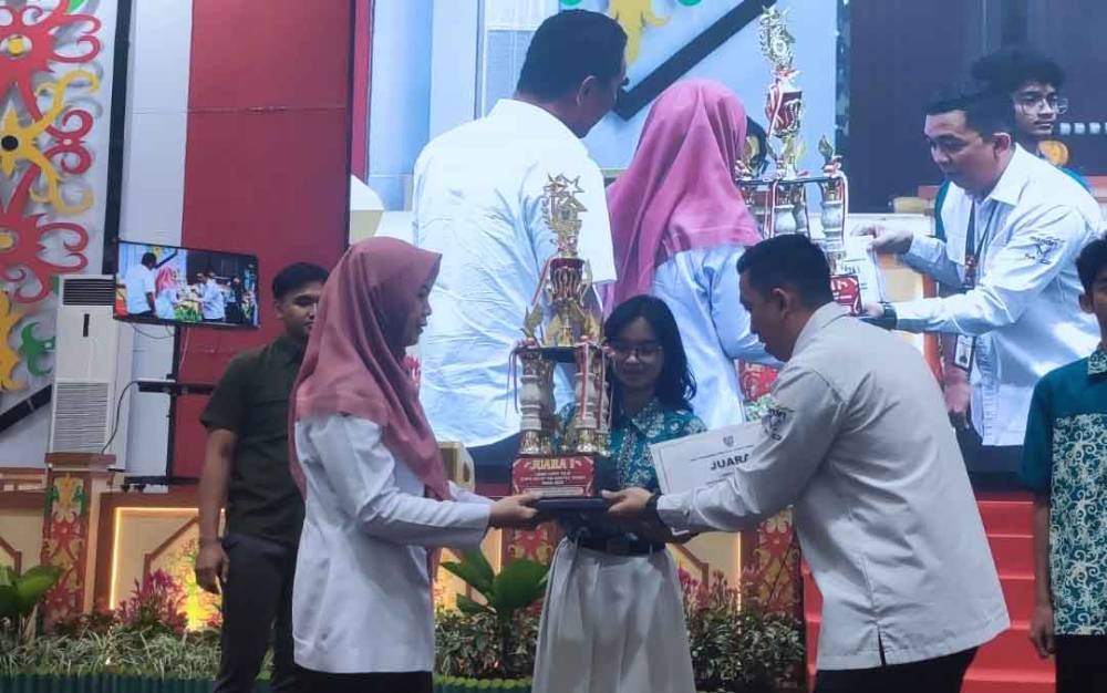 Pemenang lomba karya tulis cerita rakyat Provinsi Kalteng saat menerima piala penghargaan di Aula Jayang Tingang, Rabu, 4 Oktober 2023. (FOTO: HERMAWAN)
