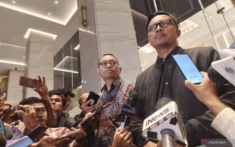 Kuasa Hukum Menteri Pertanian (Mentan) Syahrul Yasin Limpo (SYL) Febri Diansyah (kanan) memberikan keterangan pers di Kantor DPP NasDem, Jakarta, Rabu (4/10/2023). (ANTARA/Fauzi Lamboka)