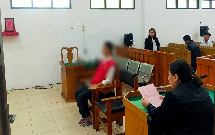Terdakwa Maria Magdalena saat menjalani sidang di Pengadilan Negeri Palangka Raya (Foto : Apriando)