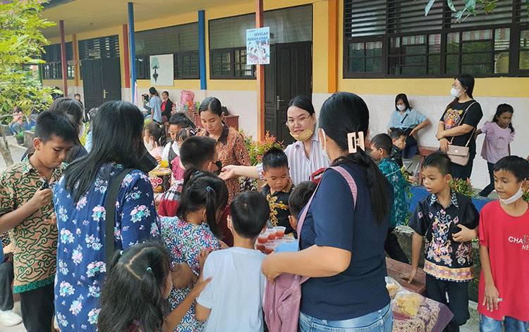 Kegiatan terakhir para guru SD Katolik Santa Maria mendampingi bazar anak-anak sebelum para murid diliburkan hari ini.(FOTO: TESTI PRISCILLA)