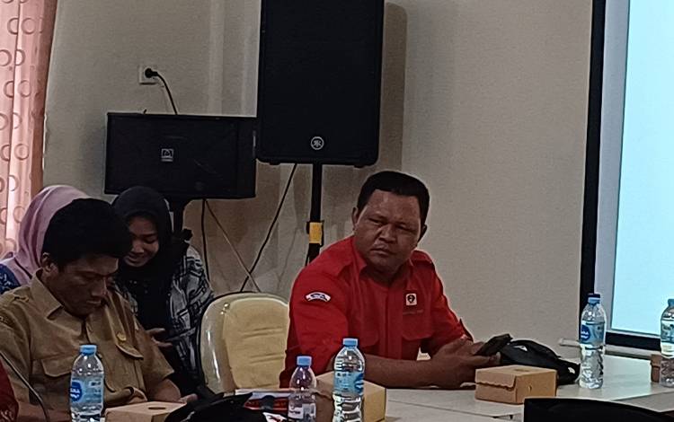 Kepala Regu III Manggala Agni Daops Kalimantan III/ Pangkalan Bun Pondok Kerja Sampit Junaedi (kanan). (FOTO: DEWIP)