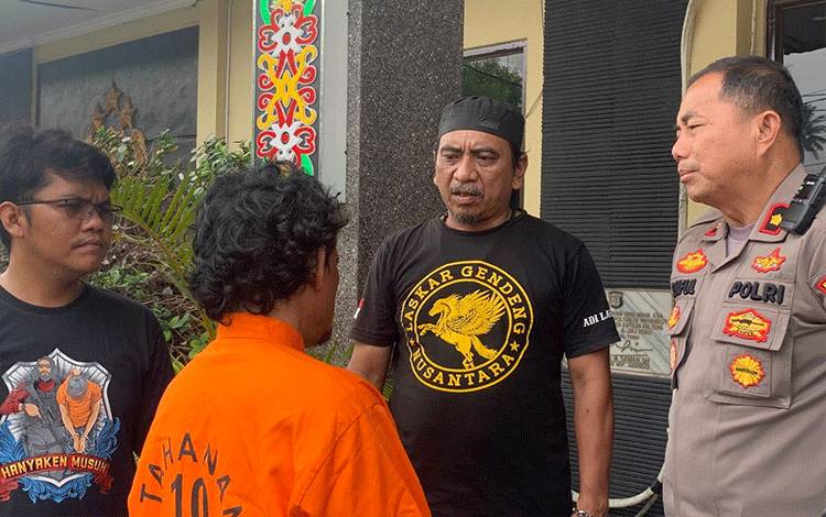 Pelaku penganiayaan ayah dan anak Ponton Boncek saat di tanyai oleh Kapolsek Pahandut Kompol Saiful Anwar didampingi oleh Kanit Reskrim Polsek Pahandut Ipda Puguh Darmaji (Foto : Polsek Pahandut)