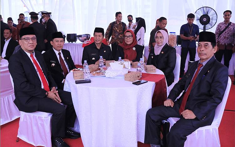 Pj Bupati Barito Timur Indra Gunawan (dua dari kiri) saat menghadiri perayaan HUT ke-78 TNI di Makorem 102-Paju Panjung Palangka Raya, Kamis. 5 Oktober 2023. (FOTO: DISKOMINFOPS BARTIM)