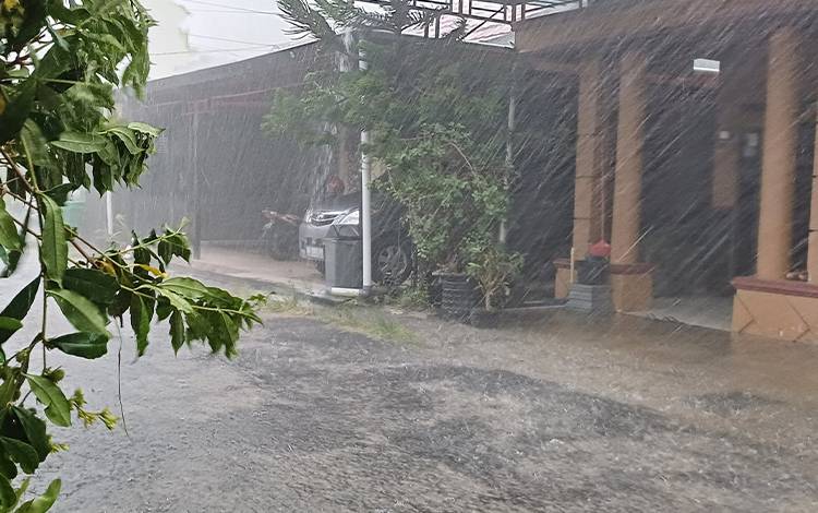 Hujan di Kelurahan Ketapang, Kecamatan Mentawa Baru Ketapang, Kabupaten Kotawaringin Timur, Kamis, 5 Oktober 2023. (FOTO: DEWIP)