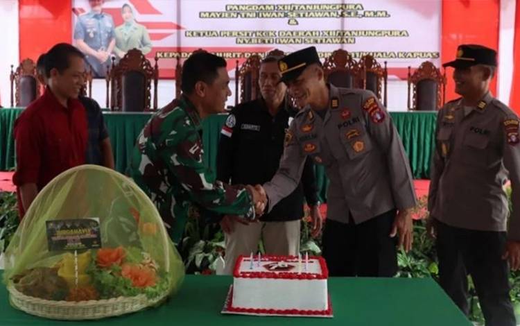 Jajaran personel Polres Kapuas saat datangi Mako Kodim 1011 Kuala Kapuas pada Kamis, 5 Oktober 2023. (FOTO: IST)