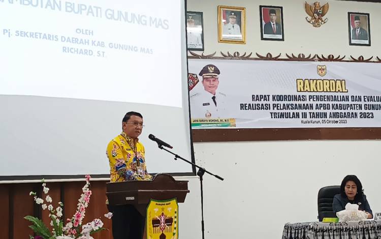Pj Sekda Gunung Mas, Richard saat membacakan sambutan tertulis Bupati Jaya S Monong di kegiaan pembukana rakordal dan evaluasi realisasi pelaksanaan APBD triwulan III tahun anggaran 2023, Kamis, 5 Oktober 2023. (FOTO: RISKA YULYANA)