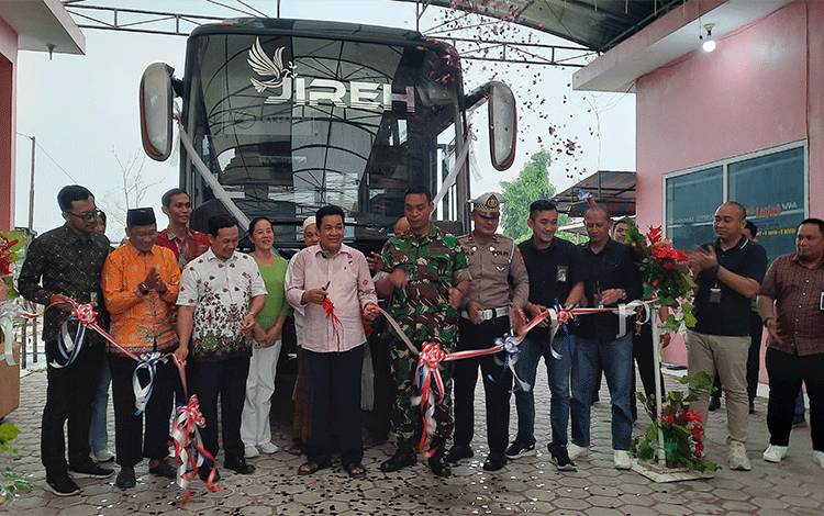 Owner PO. Logos Yudie Junas disaksikan tamu undangan memotong pita, sebagai tanda diluncurkannya Sleeper Bus Mercedes-Benz Pertama di Kalimantan Tengah. (Foto : DANANG)