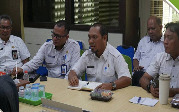 Sekretaris DPKUMKMP Palangka Raya, Hadriansyah (tengah) saat mengikuti rapat membahas rencana pembangunan pusat kuliner Flamboyan Bawah. (FOTO: HUMAS)