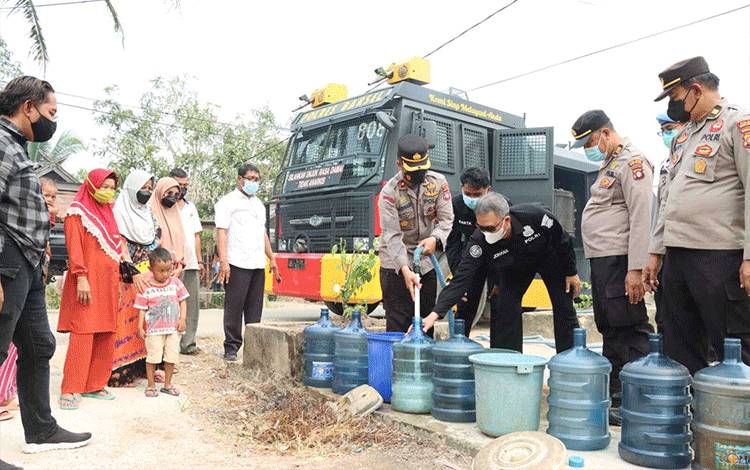 Polres Barsel distribusi 4 ribu liter air bersih. ( FOTO : URIUTU DJAPER)