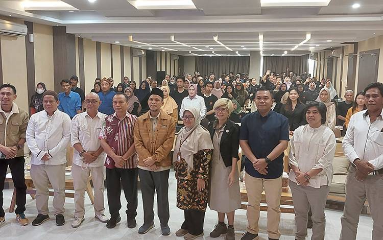 Anggota Komisi VII DPR RI dari Dapil Kalteng, H Iwan Kurniawan dan BRIN bersama para peserta sosialisi Teknologi Pengolahan Bawang Merah di Kapuas, Jumat, 6 Oktober 2023. (FOTO: IST)