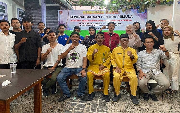 Kadispora Kabupaten Kobar Tengku Muhamad Aqil Noor (tengah) di kegiatan Bimtek Kewirahusaan Pemuda Pemula, Jumat, 6 Oktober 2023 (FOTO: NURITA)