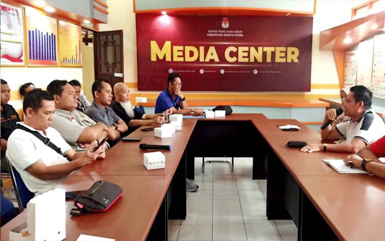  Media gathering yang dilaksanakan KPU Barito Utara bersama PWI di Ruang Pintar KPU setempat, terkait tahapan Pemilu Serentak 2024, Jumat, 6 Oktober 2023. (Foto: Dhani)