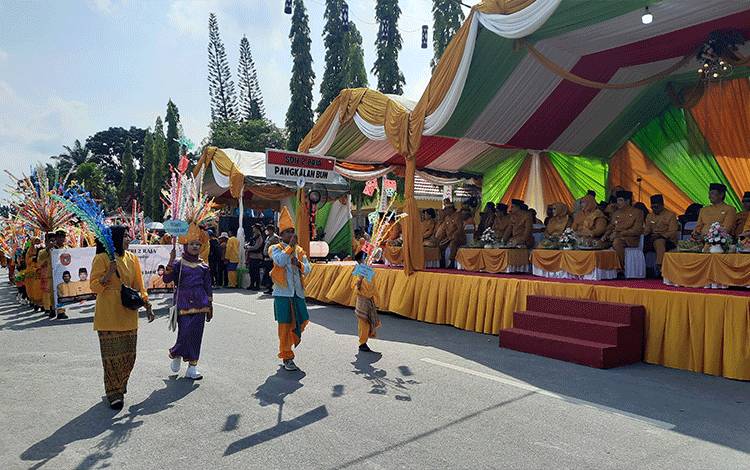 Peserta Pawai Nasi Adab Hari Jadi ke 64 Kobar, melintasi panggung kehormatan, di Jalan Pangeran Antasari. (FOTO : DANANG)
